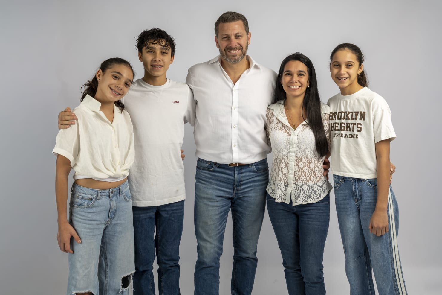 Alberto Tejada Conroy junto a su esposa e hijos