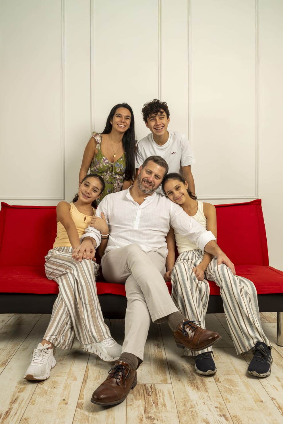 Alberto Tejada Conroy junto a su esposa e hijos en casa