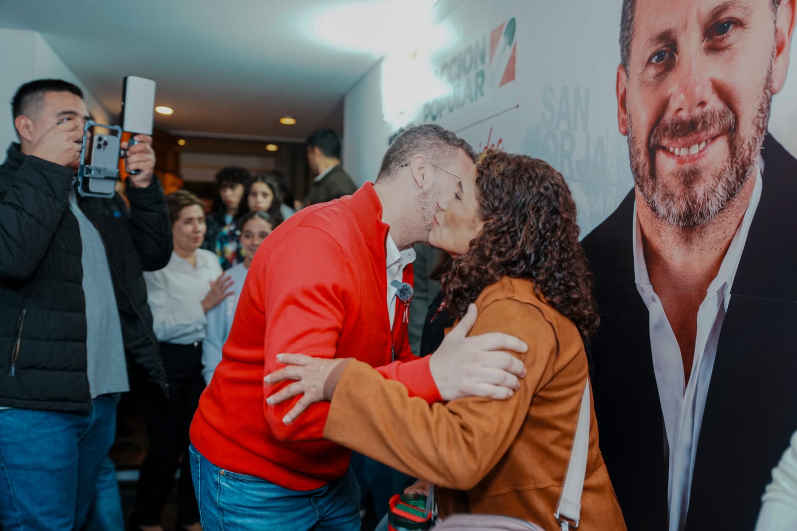 Alberto Tejada dando la bienvenida a los vecinos en la inauguración del local