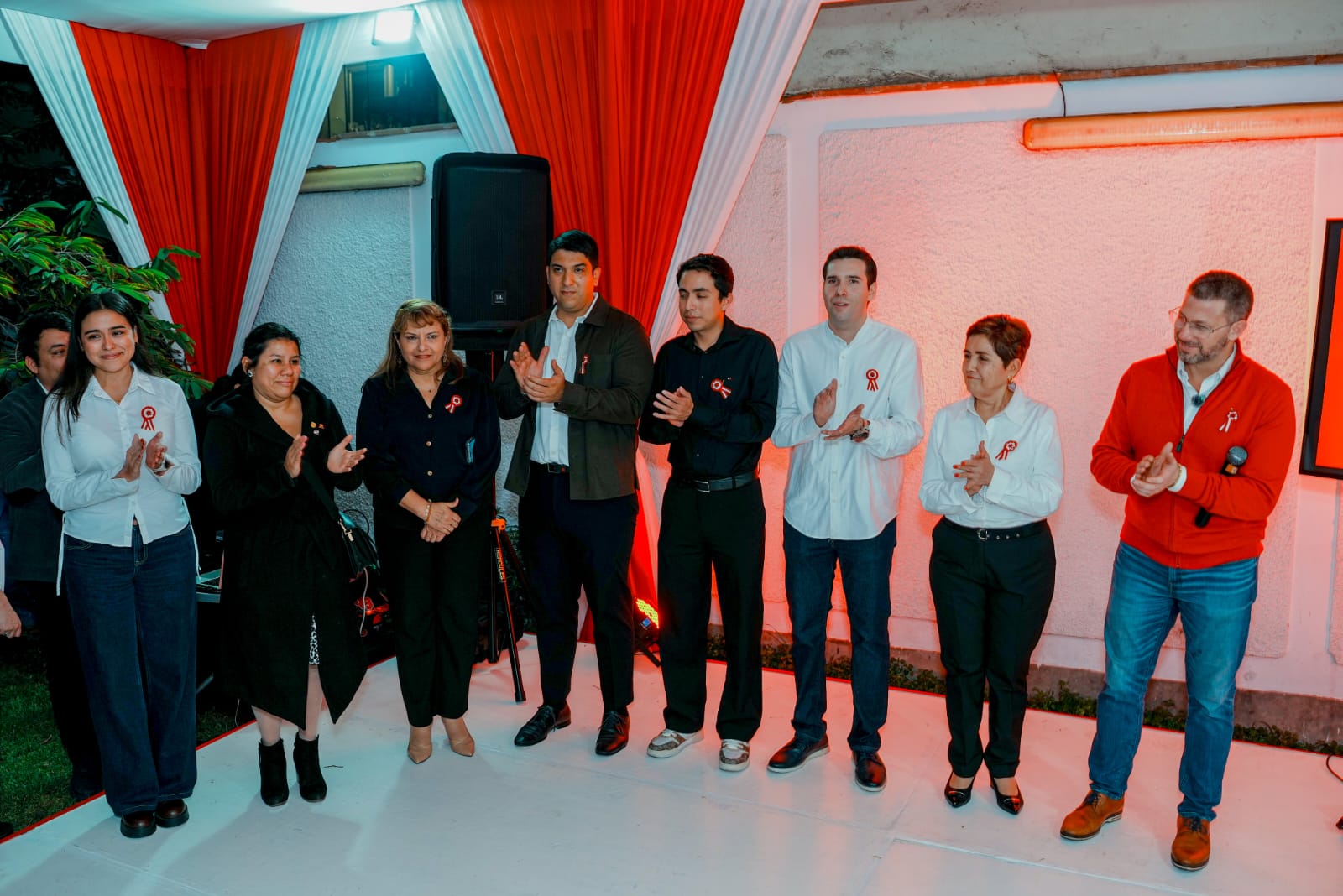 Equipo de campaña en la inauguración del local