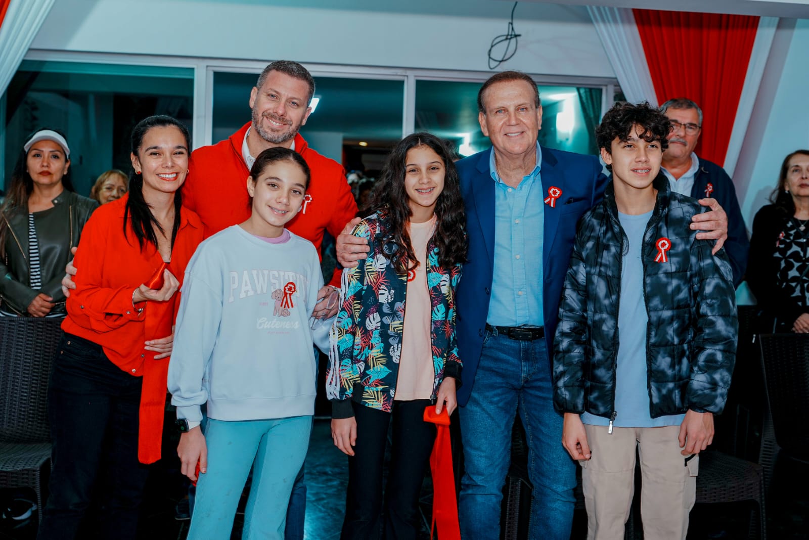 Alberto Tejada junto a su familia en la inauguración del local de campaña