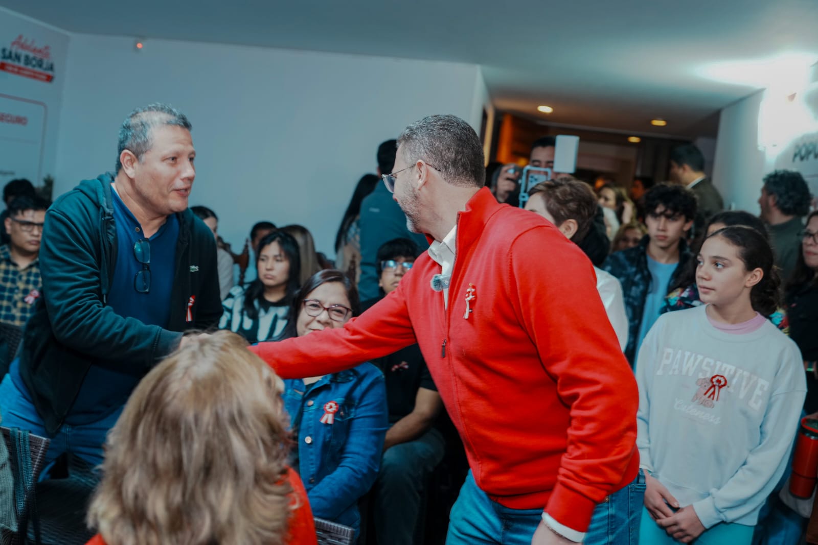 Alberto Tejada saludando a los vecinos en la inauguración