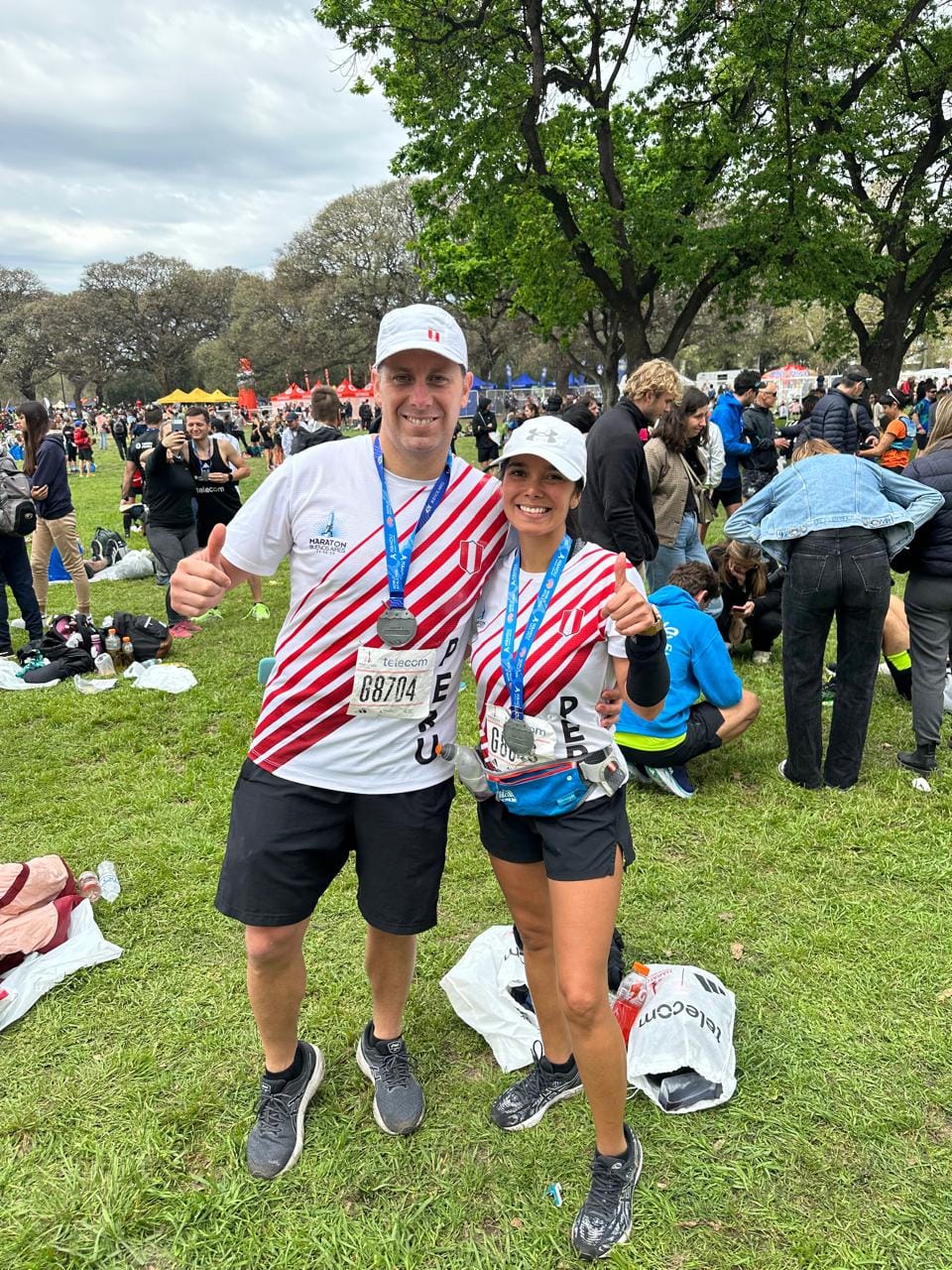 Alberto Tejada junto a su esposa Vanessa en la Maratón de Buenos Aires